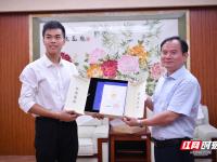 昆明一学生排球当足球踢不听劝 体育老师动手